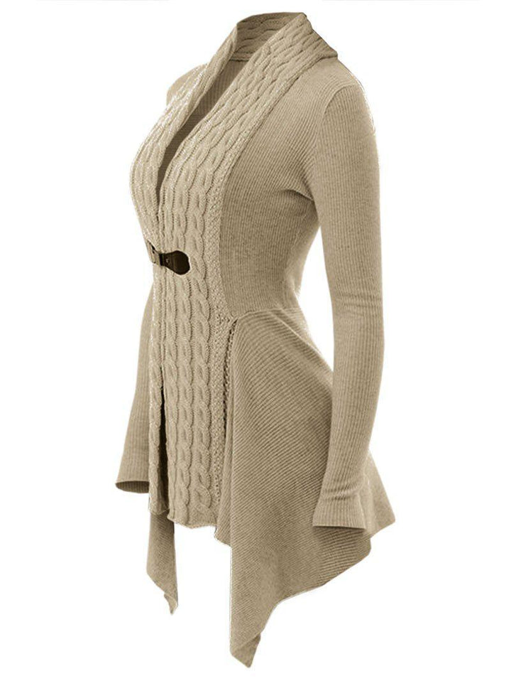 Beige Damen-Strickjacke mit Zopfmuster, asymmetrischem Saum und Gürtel. Modische, warme Strickmode für Herbst und Winter.