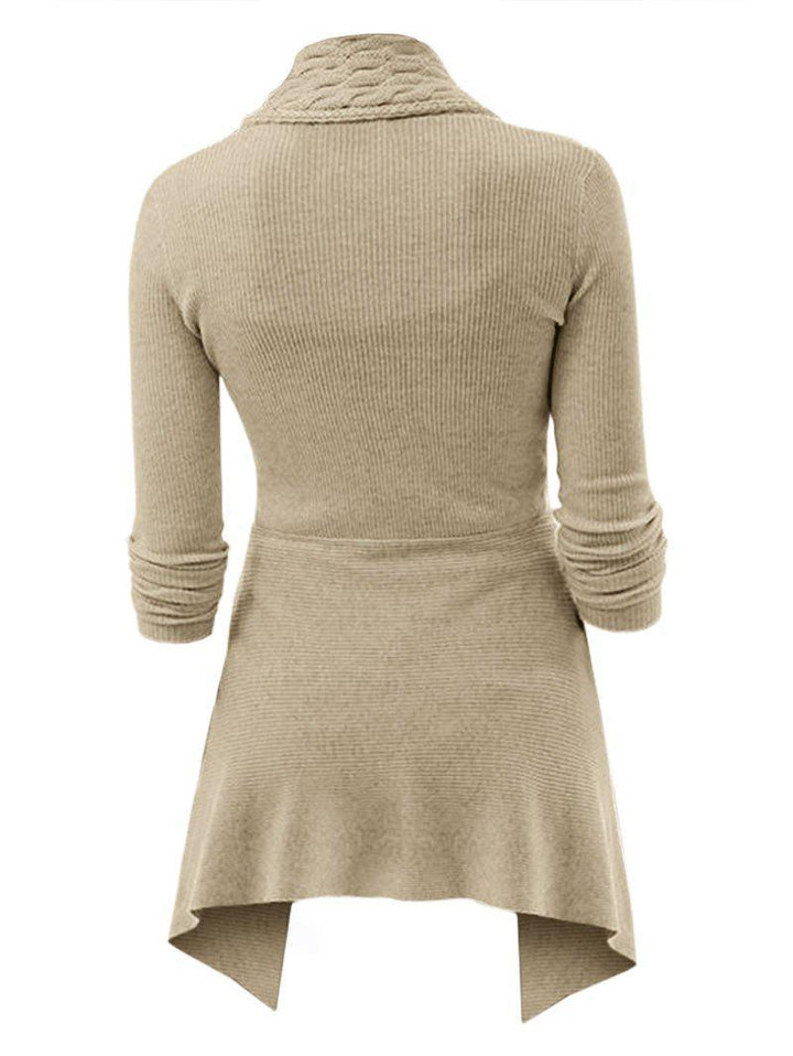 Beige Damen-Strickjacke mit asymmetrischem Saum, langen Ärmeln und geripptem Strickmuster. Elegante Mode für Herbst und Winter.