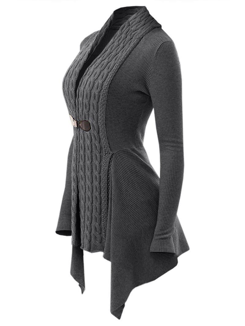 Grauer Damen-Strickcardigan mit Zopfmuster, asymmetrischem Saum und Gürtel. Modischer, eleganter Look für Herbst und Winter.