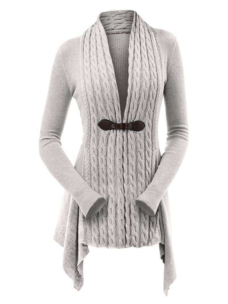 Grauer Damen-Strickcardigan mit Zopfmuster, Wasserfallkragen und Schnallenverschluss. Modischer, eleganter Look für Herbst und Winter.