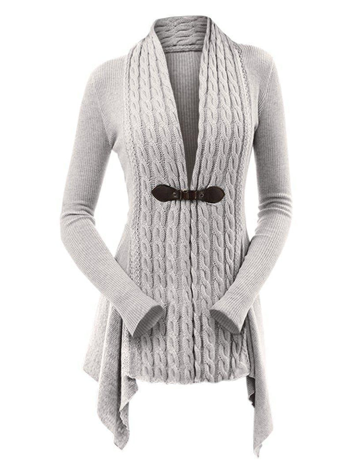 Grauer Damen-Strickcardigan mit Zopfmuster, Wasserfallkragen und Schnallenverschluss. Modischer, eleganter Look für Herbst und Winter.