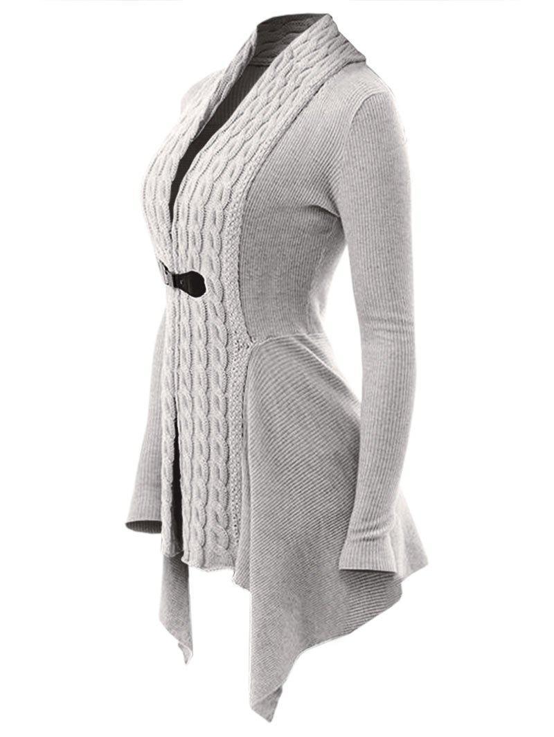 Grauer Damen-Strickcardigan mit Zopfmuster, asymmetrischem Saum und Gürtel. Modischer, eleganter Look für Herbst und Winter.
