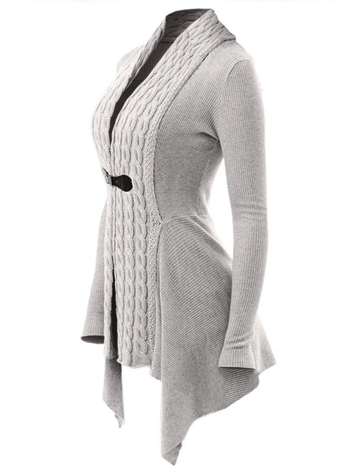 Grauer Damen-Strickcardigan mit Zopfmuster, asymmetrischem Saum und Gürtel. Modischer, eleganter Look für Herbst und Winter.