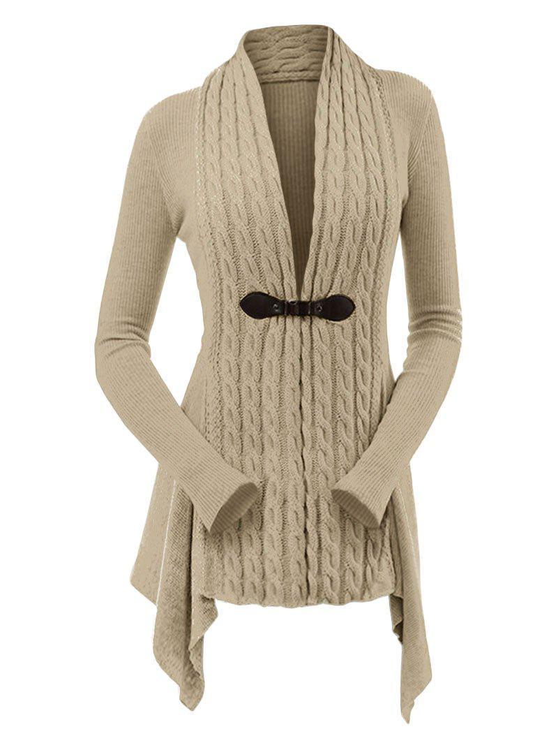 Beige Damen-Strickjacke mit Zopfmuster, Wasserfallkragen und Knopfverschluss. Modische, warme Strickmode für Herbst und Winter.