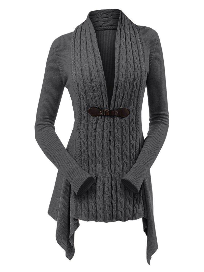 Grauer Damen-Strickcardigan mit Zopfmuster, Wasserfallkragen und Schnallenverschluss. Elegante, warme Strickjacke für Herbst und Winter.