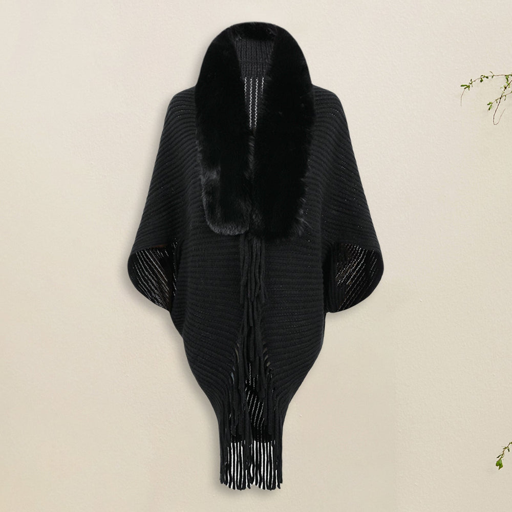 Schwarzer Strickponcho mit Kunstpelzkragen und Fransen, elegantes Damenmode-Accessoire, ideal für Herbst- und Winteroutfits.