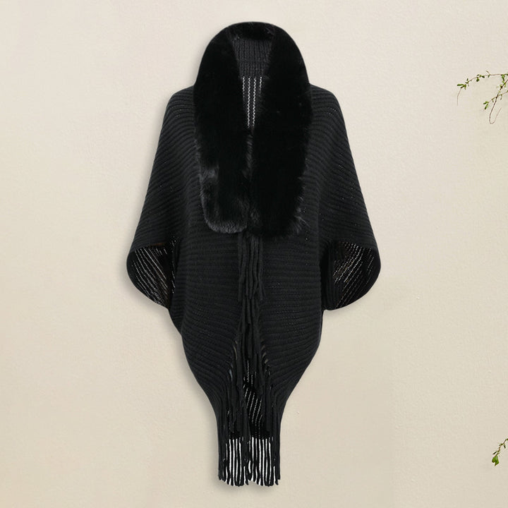 Schwarzer Strickponcho mit Kunstpelzkragen und Fransen, elegantes Damenmode-Accessoire, ideal für Herbst- und Winteroutfits.