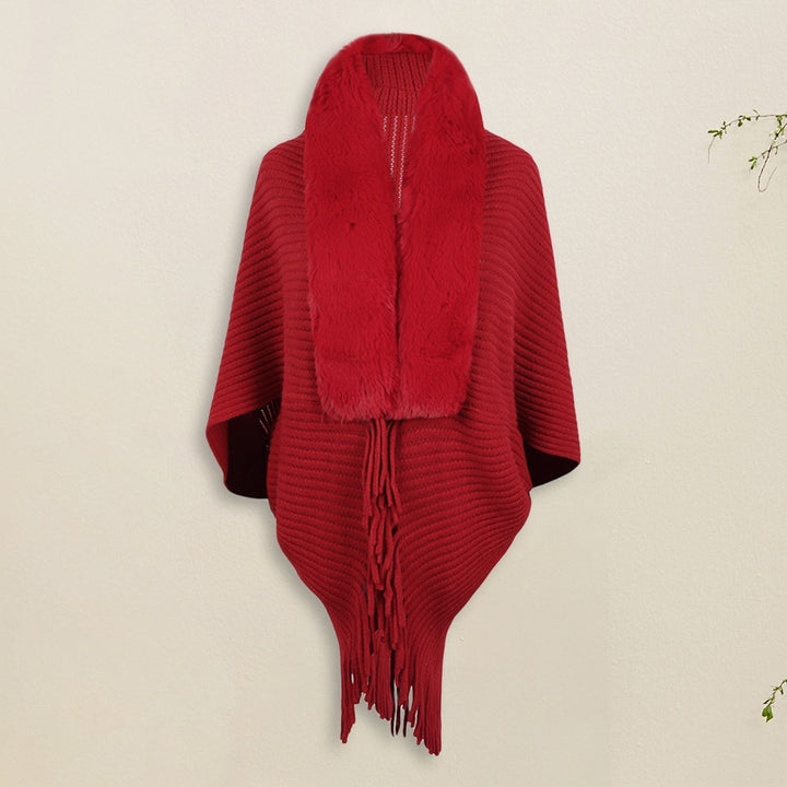 Roter Poncho mit Kunstpelzkragen und Fransen, elegantes Damenmode-Accessoire, ideal für Herbst und Winter, stilvoll und warm.