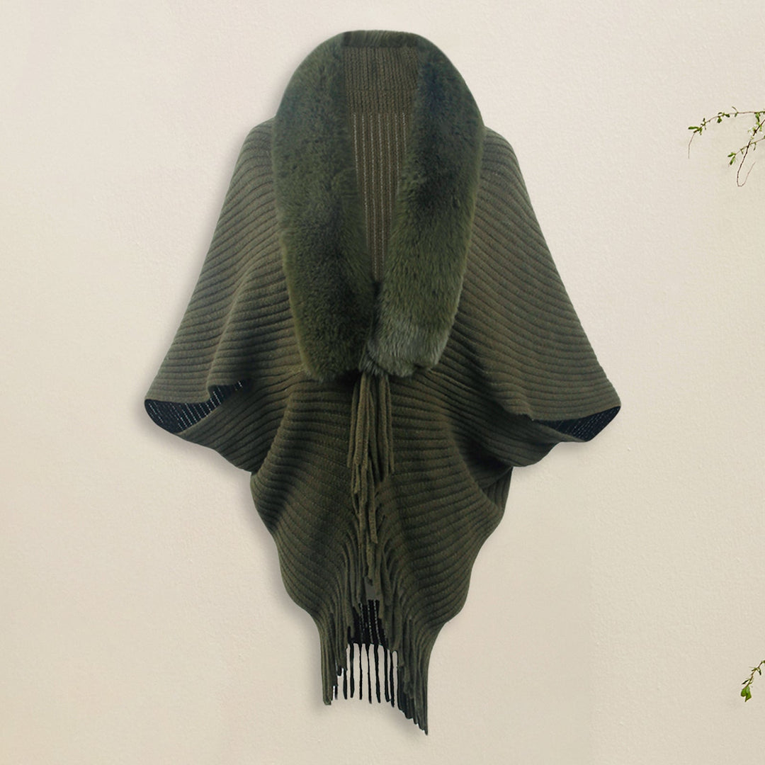 Olivgrüner Strickponcho mit Kunstpelzkragen und Fransen, elegant und modisch, ideal für Herbst- und Winteroutfits, Damenbekleidung.