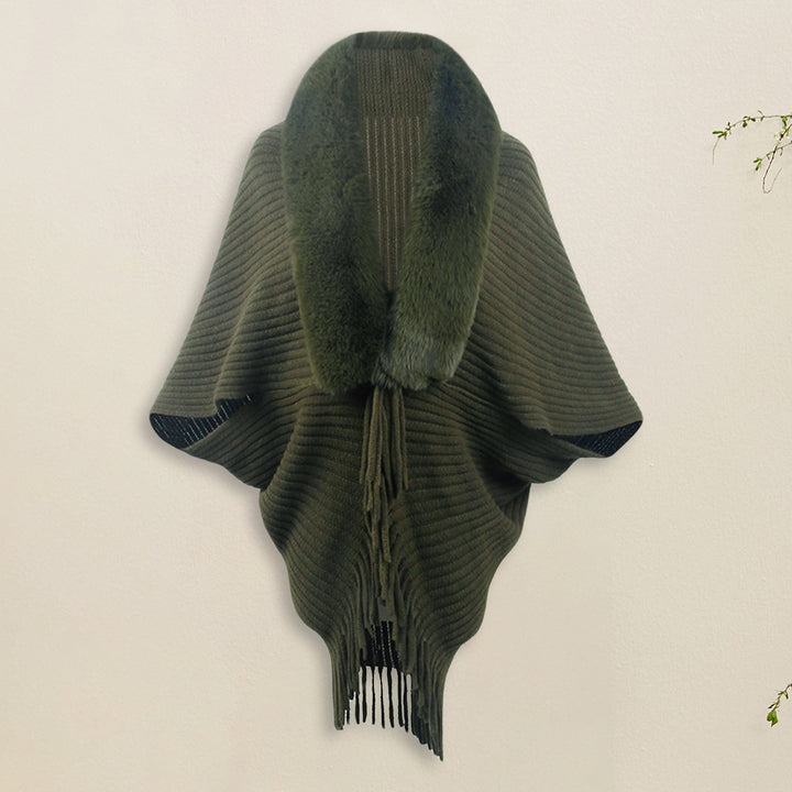 Olivgrüner Strickponcho mit Kunstpelzkragen und Fransen, elegant und modisch, ideal für Herbst- und Winteroutfits, Damenbekleidung.
