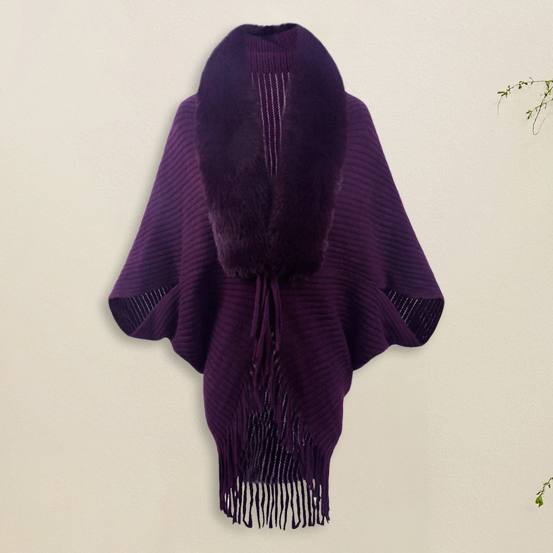 Lila Poncho mit Fransen und Kunstpelzkragen, elegant und modisch, ideal für Herbst- und Winteroutfits, Damenbekleidung, stilvoller Umhang.