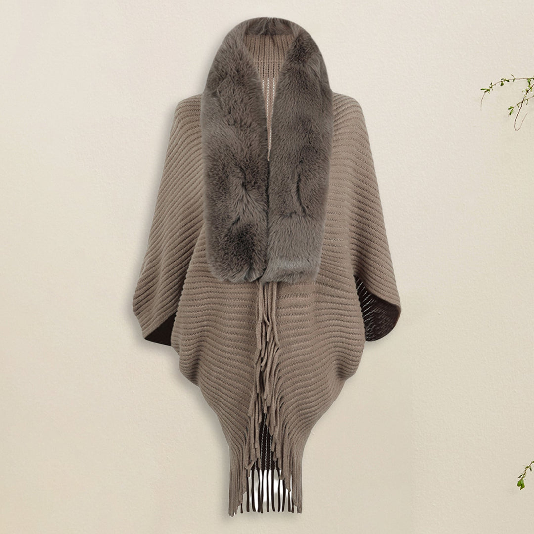 Brauner Strickponcho mit Kunstpelzkragen und Fransen, elegant und modisch, ideal für Herbst- und Winteroutfits, Damenbekleidung, stilvoller Umhang.