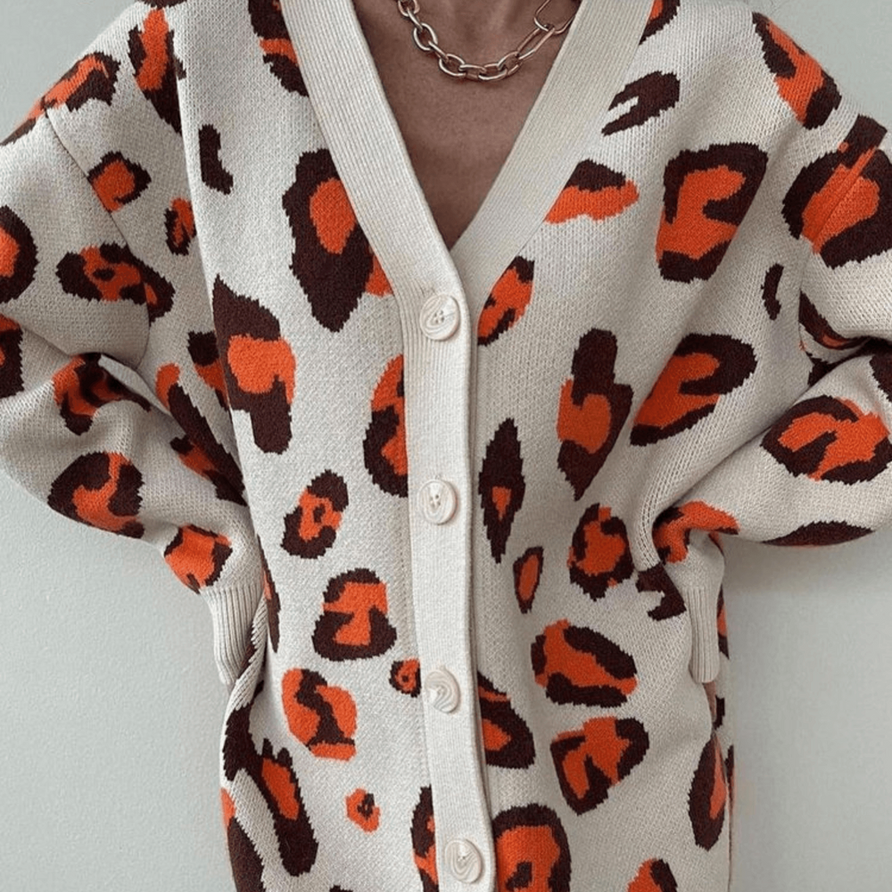 Damen Strickjacke mit Leopardenmuster, beige mit orange-braunen Flecken, V-Ausschnitt, Knopfleiste, modisch, trendig, Herbstmode.
