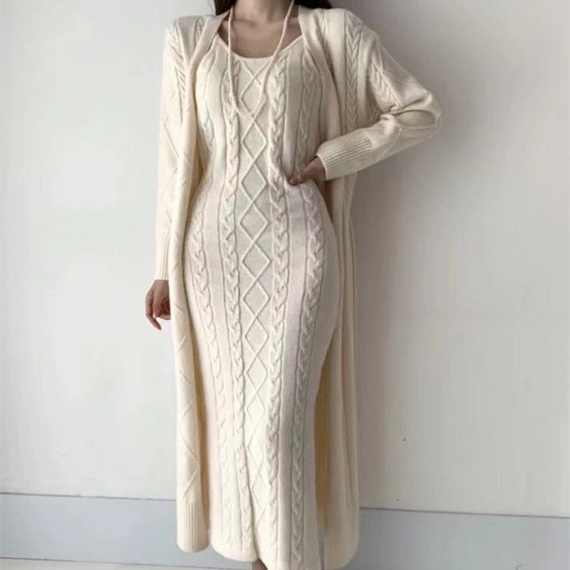 Langes cremefarbenes Strickkleid mit Zopfmuster und passendem Cardigan, elegantes Damen-Outfit, Herbstmode, gemütlicher Look.