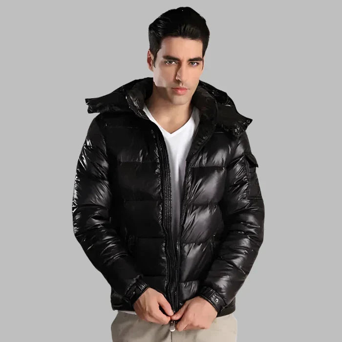 Mann in schwarzer Daunenjacke, modisch, warm, Winterbekleidung, isolierter Hintergrund, stilvolle Herrenmode, Outdoor-Jacke, Kapuze.