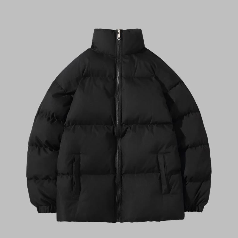 Schwarze Daunenjacke mit Reißverschluss, Stehkragen und Seitentaschen vor grauem Hintergrund. Wintermode, warme Outdoor-Bekleidung.