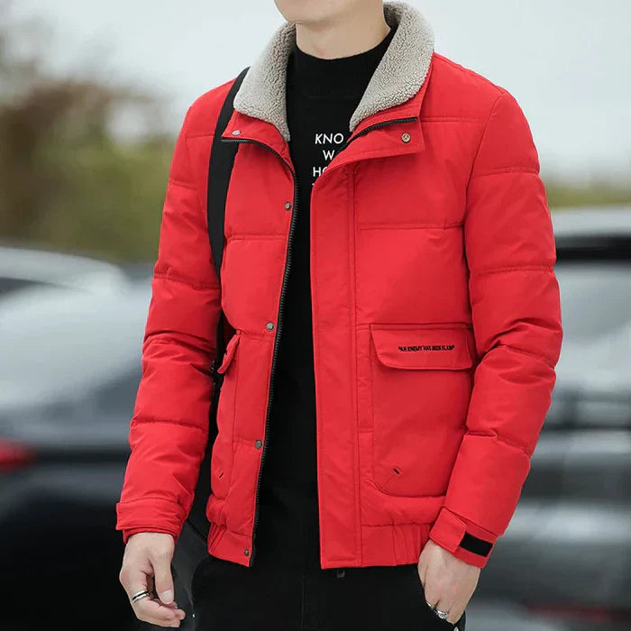 Roter Herren-Wintermantel mit Fleecekragen, modisch und warm, ideal für kalte Tage. Perfekt für stilvolle Wintermode und Outdoor-Aktivitäten.