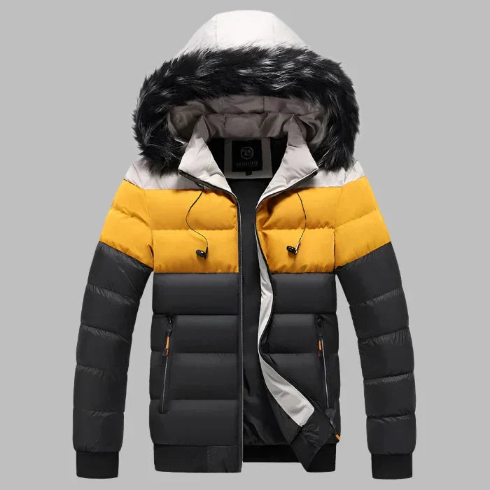 Bunte Winterjacke mit Kapuze, gelb-grau gestreift, Kunstfellbesatz, Reißverschlusstaschen, warm gefüttert, modisch, Herrenbekleidung.
