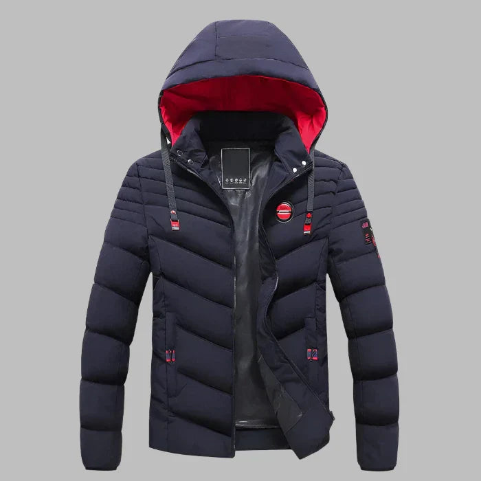 Dunkelblaue Herren-Daunenjacke mit Kapuze, rotem Innenfutter und Reißverschluss. Winterjacke, warm, stilvoll, ideal für kaltes Wetter.