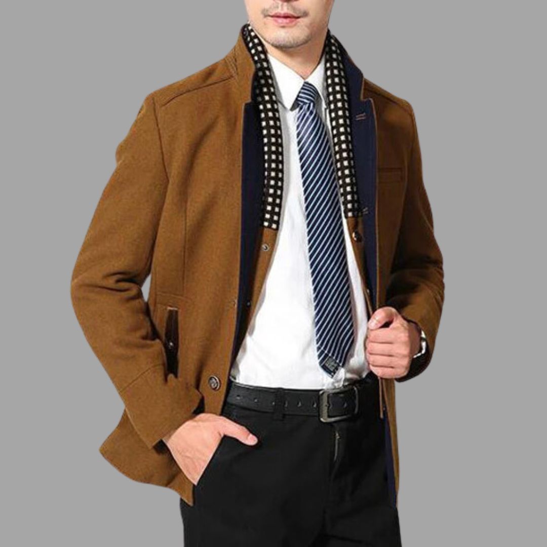 Mann in braunem Sakko mit blau-weiß gestreifter Krawatte und kariertem Schal vor grauem Hintergrund. Elegante Herrenmode, Business-Look.