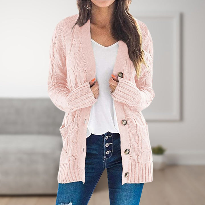 Frau trägt rosa Strickjacke mit Knöpfen, weißes T-Shirt und blaue Jeans. Modetrend, lässiger Look, gemütlicher Stil, Damenmode.