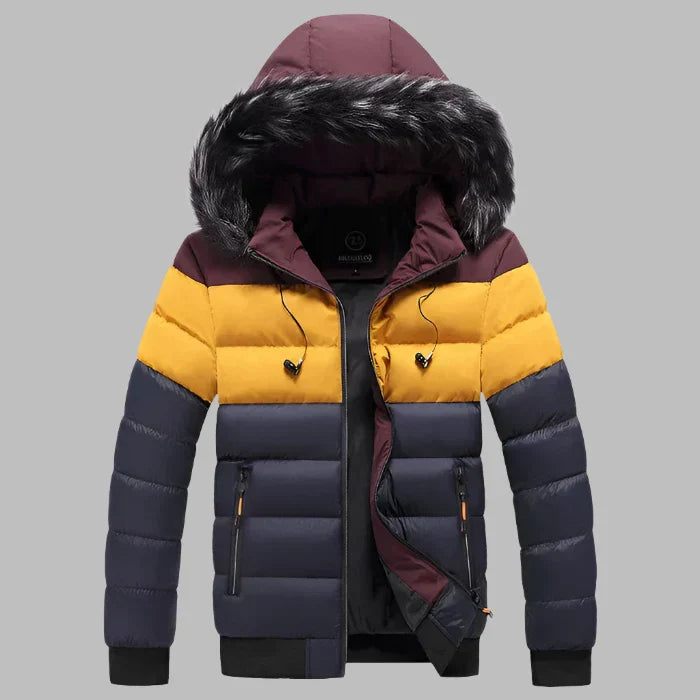 Bunte Winterjacke mit Kapuze, gelb-blau gestreift, Kunstfellbesatz, Reißverschlusstaschen, warm gefüttert, modisch, Herrenbekleidung.
