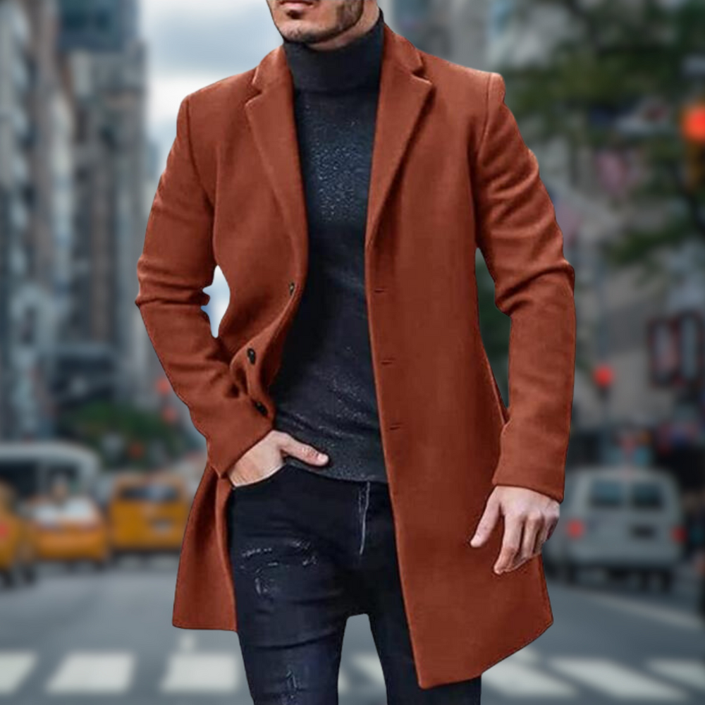 Mann im eleganten, braunen Mantel auf belebter Stadtstraße. Modischer Herbstlook, urbaner Stil, Herrenmode, Straßenmode, trendiger Mantel.