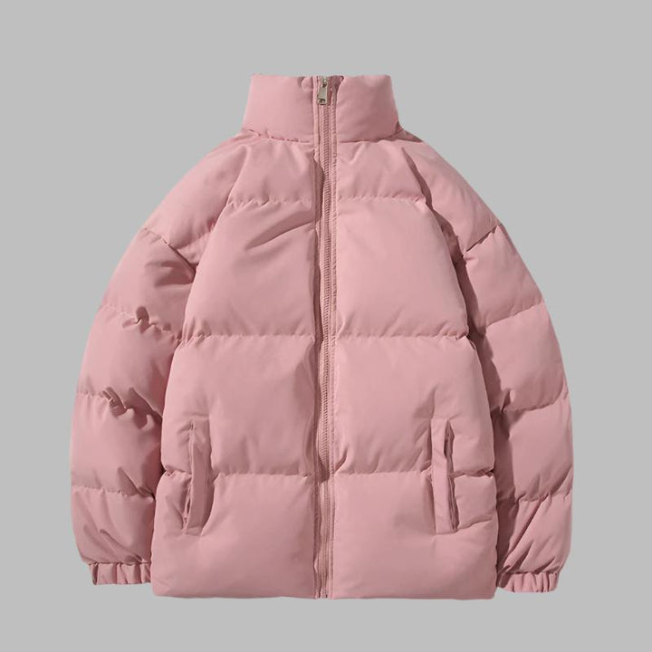 Rosa Daunenjacke mit Reißverschluss, Stehkragen und Seitentaschen, isolierte Winterjacke, modische Damenbekleidung, warme Outdoor-Bekleidung.