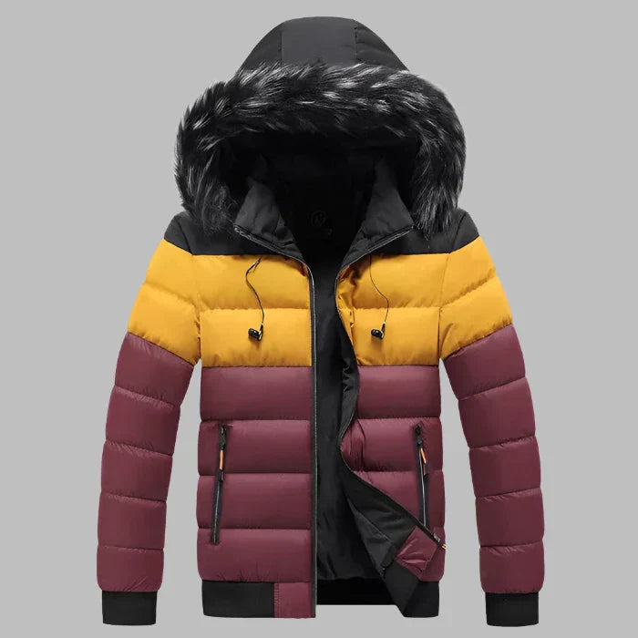 Bunte Winterjacke mit Kapuze, gelb-bordeaux gestreift, Kunstfellbesatz, Reißverschlusstaschen. Herrenmode, warme Daunenjacke, stilvoll.