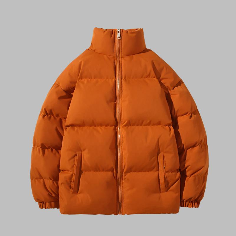 Orangefarbene Daunenjacke mit Reißverschluss, Stehkragen und Seitentaschen vor grauem Hintergrund. Wintermode, warme Outdoor-Bekleidung.