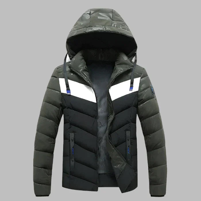 Dunkelgrüne Herren-Daunenjacke mit Kapuze, Reißverschluss und weißen Streifen. Winterjacke, warm, stilvoll, ideal für kaltes Wetter.