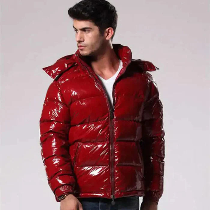 Junger Mann in glänzender roter Daunenjacke, modisch und warm, ideal für Wintermode. Perfekt für stilvolle Herrenbekleidung und Outdoor-Aktivitäten.