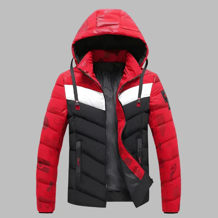 Rote und schwarze Winterjacke mit Kapuze, Reißverschluss und weißen Akzenten. Modische Herrenjacke, ideal für kalte Temperaturen.