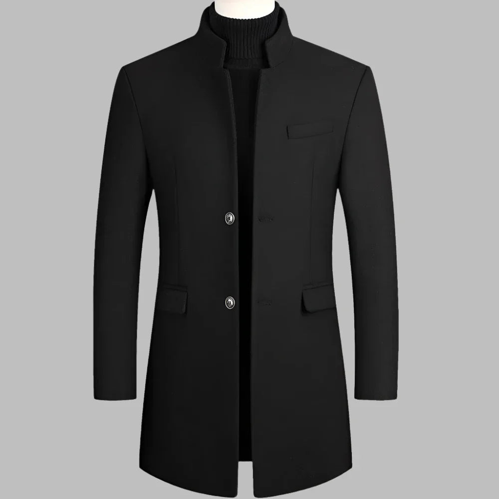 Schwarzer Herrenmantel mit Stehkragen, zwei Knöpfen und Taschen, elegantes Design, ideal für formelle Anlässe und Business-Outfits.