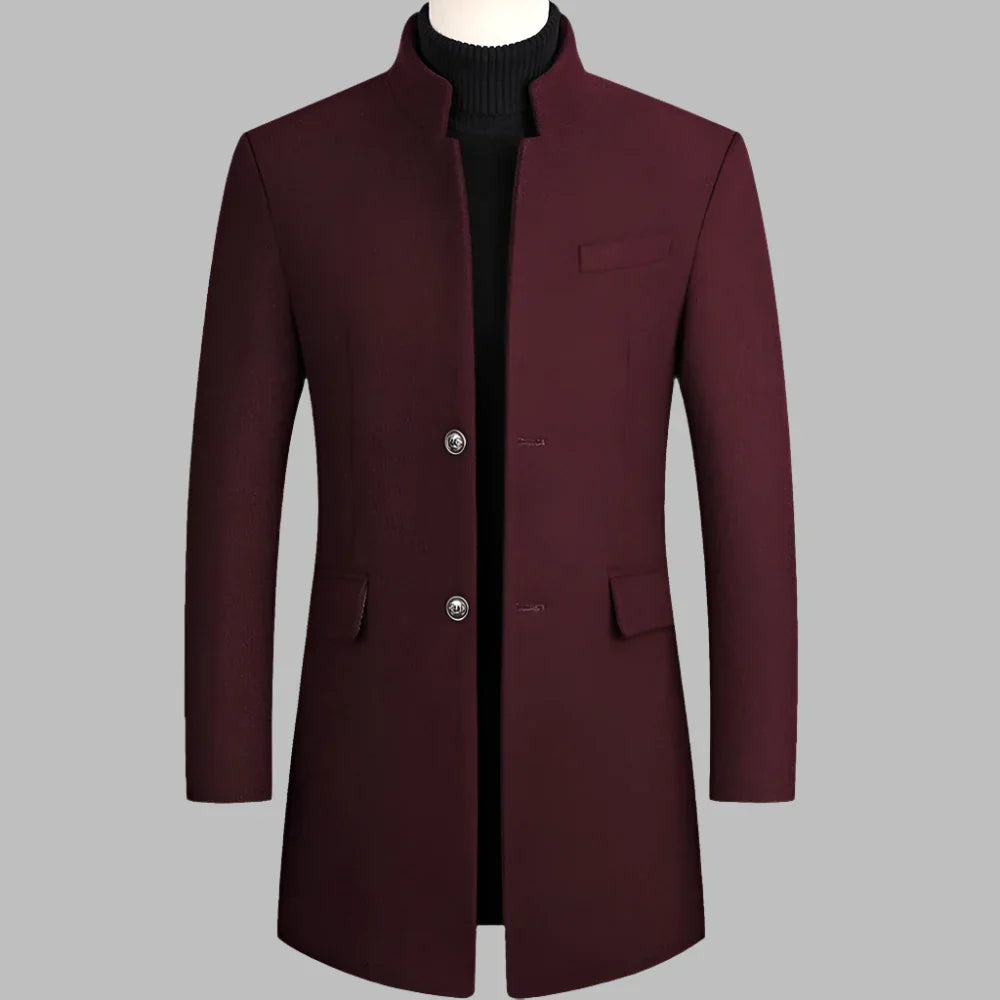 Bordeauxfarbener Herrenmantel mit Stehkragen, zwei Knöpfen und Taschen, elegantes Design, ideal für Herbst und Wintermode.