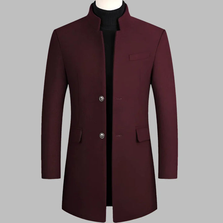 Bordeauxfarbener Herrenmantel mit Stehkragen, zwei Knöpfen und Taschen, elegantes Design, ideal für Herbst und Wintermode.