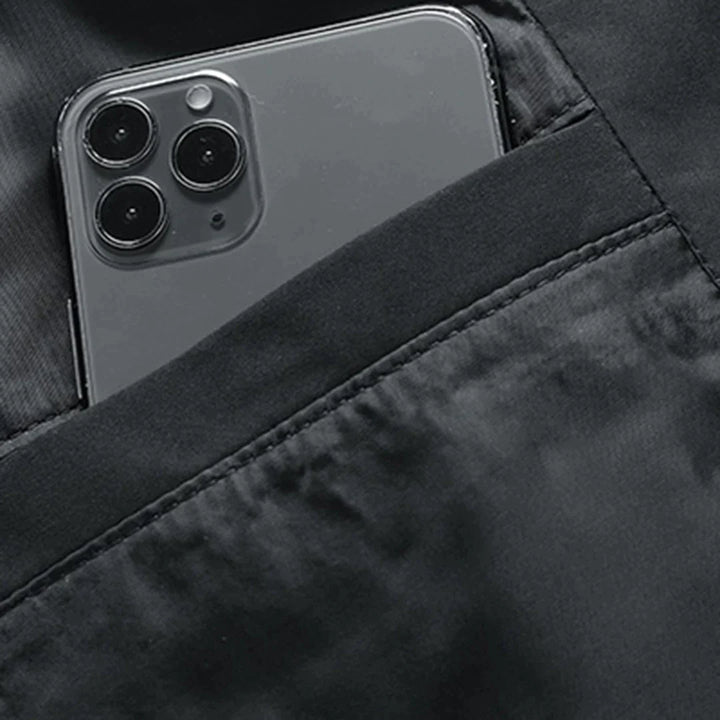 Schwarzes Smartphone mit Dreifachkamera in dunkler Stofftasche. Modernes Handy, elegantes Design, Technologie, Mobilgerät, stilvoll.