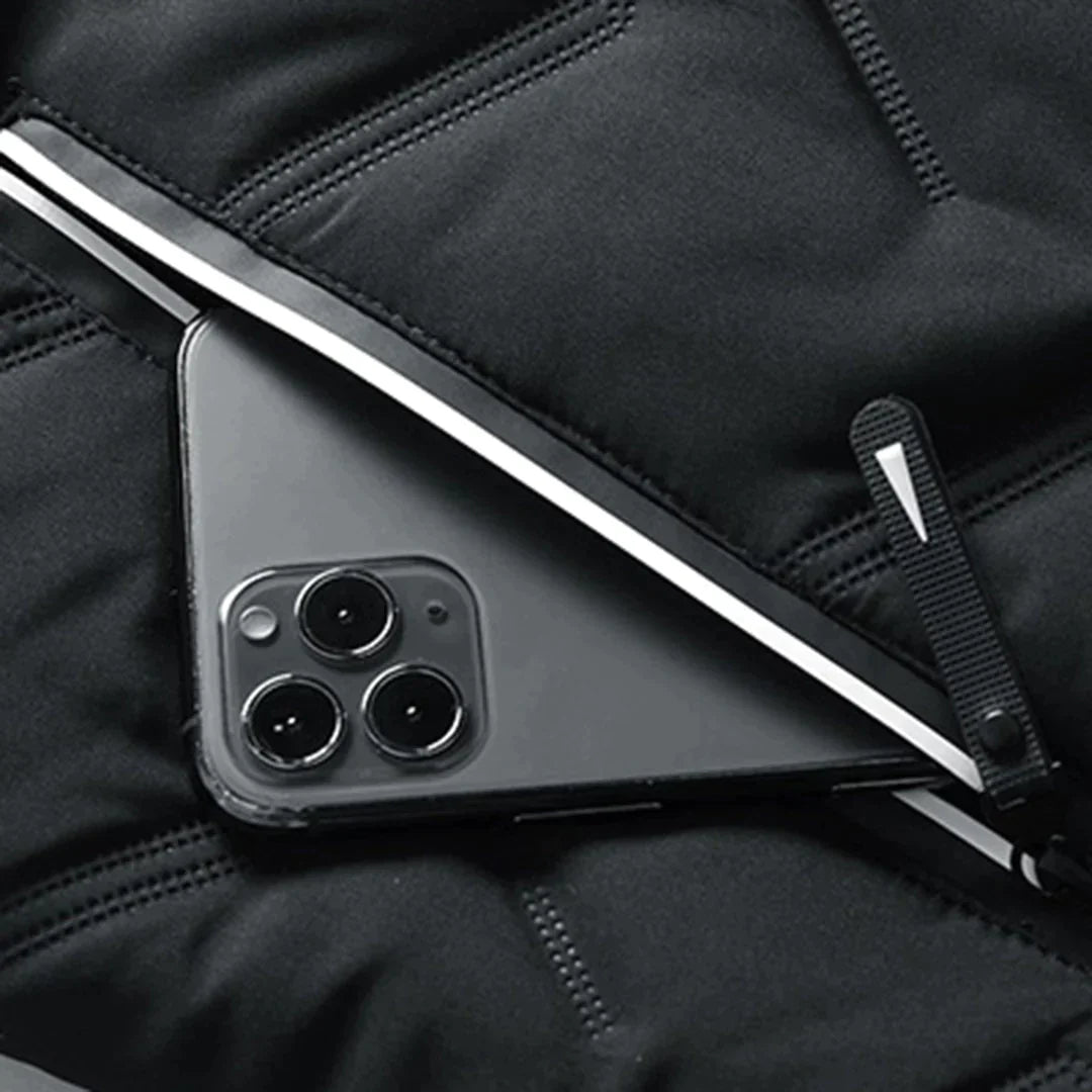 Schwarzes Smartphone mit Dreifachkamera auf gestepptem, schwarzem Stoff. Modernes Handy-Design, Technologie, Mobilgerät, Kameraobjektive.