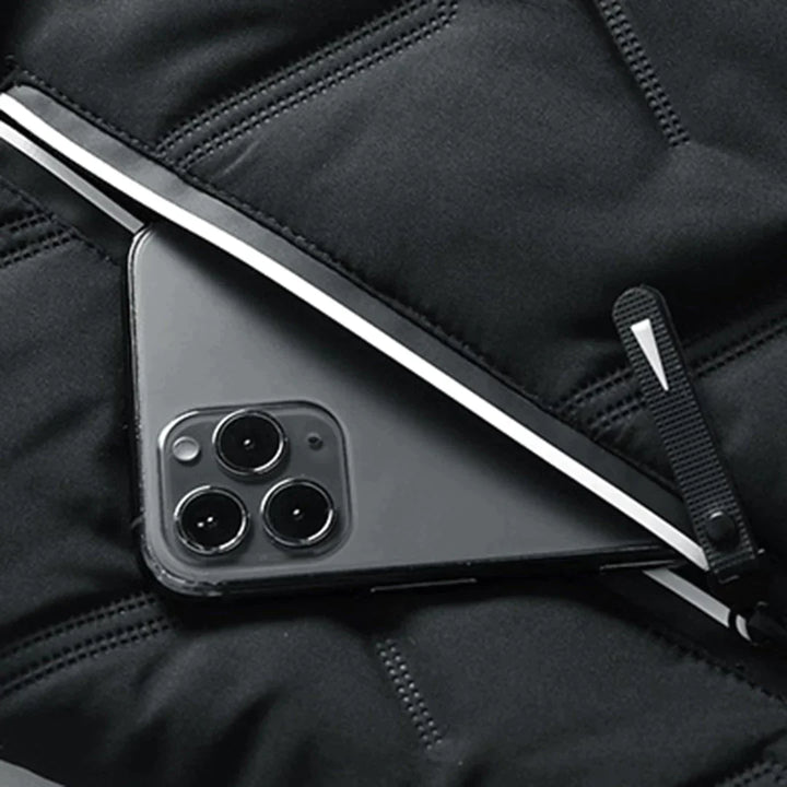 Schwarzes Smartphone mit Dreifachkamera auf gestepptem, schwarzem Stoff. Modernes Handy-Design, Technologie, Mobilgerät, Kameraobjektive.