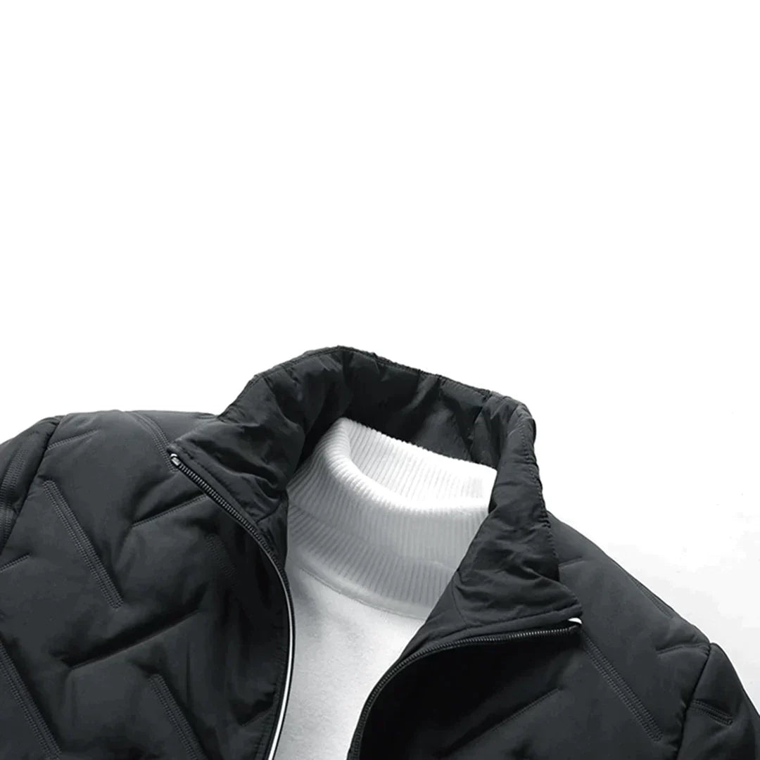Schwarze Steppjacke mit Reißverschluss über weißem Rollkragenpullover auf weißem Hintergrund. Modetrend, Winterbekleidung, Herrenmode.