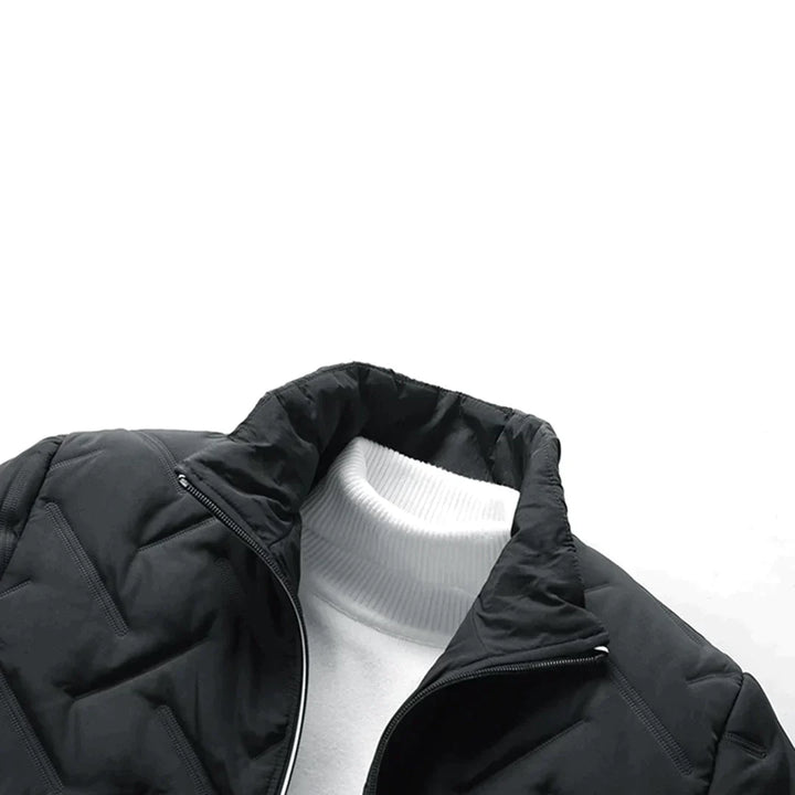 Schwarze Steppjacke mit Reißverschluss über weißem Rollkragenpullover auf weißem Hintergrund. Modetrend, Winterbekleidung, Herrenmode.