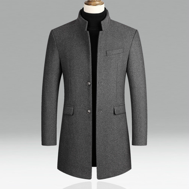 Grauer Herrenmantel aus Wolle, elegant und modern, mit Stehkragen und Knopfleiste. Perfekt für Herbst- und Wintermode.