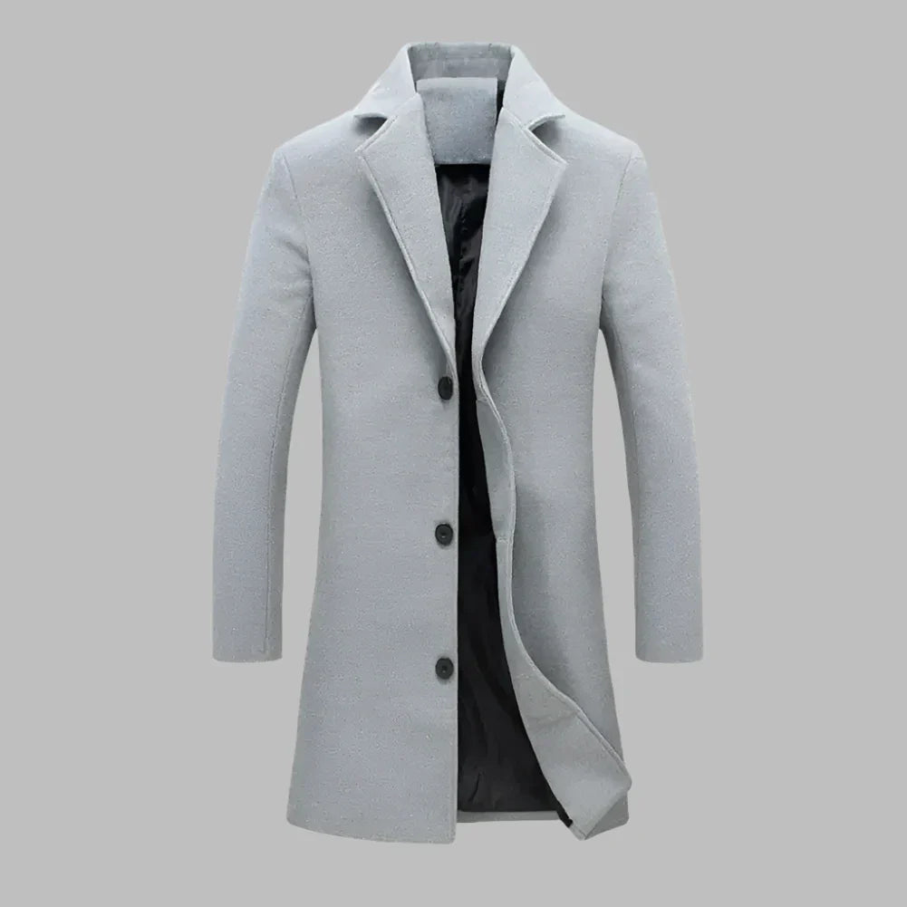 Grauer Herrenmantel mit Knopfleiste, elegantem Revers und schwarzem Innenfutter, ideal für Herbst- und Wintermode. Hochwertige Herrenbekleidung.