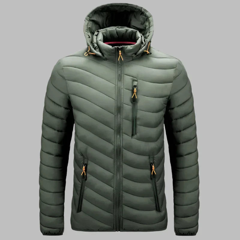 Grüne Daunenjacke mit Kapuze, Reißverschlusstaschen und Steppmuster. Winterjacke für Herren, warm und stilvoll. Ideal für Outdoor-Aktivitäten.