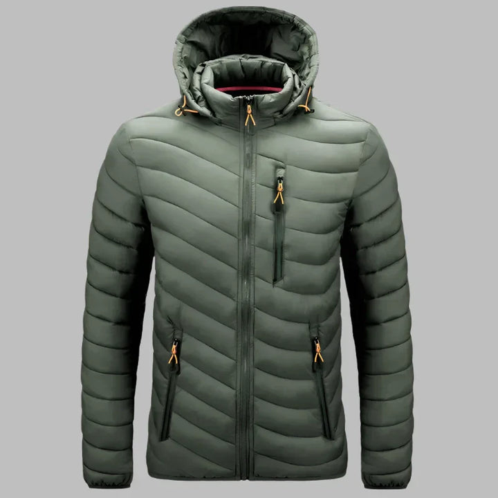 Grüne Daunenjacke mit Kapuze, Reißverschlusstaschen und Steppmuster. Winterjacke für Herren, warm und stilvoll. Ideal für Outdoor-Aktivitäten.