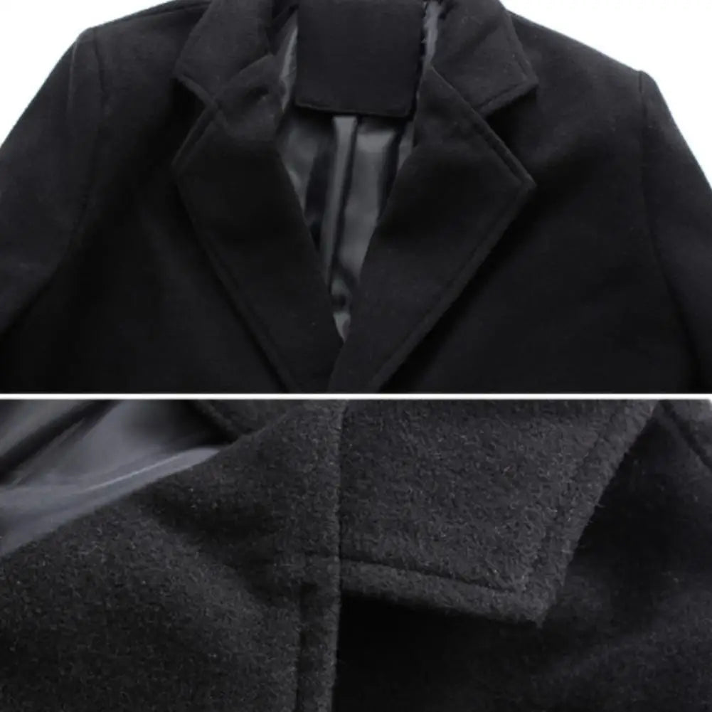 Schwarzer Wollmantel mit Reverskragen, Nahaufnahme. Eleganter Wintermantel für Herren, klassisches Design, hochwertige Verarbeitung.