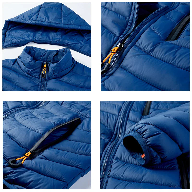 Blaue Daunenjacke mit abnehmbarer Kapuze, Reißverschlusstaschen und elastischen Bündchen. Leicht, warm und ideal für Outdoor-Aktivitäten.