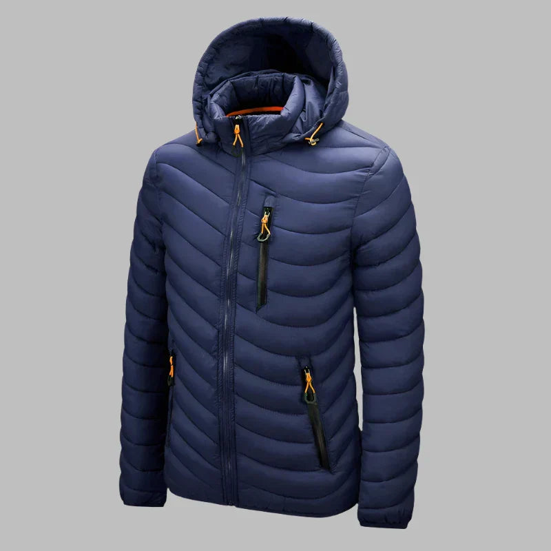 Dunkelblaue Daunenjacke mit Kapuze, Reißverschlusstaschen und Steppmuster. Winterjacke für Herren, warm und stilvoll. Ideal für kaltes Wetter.