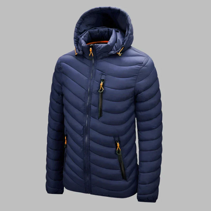Dunkelblaue Daunenjacke mit Kapuze, Reißverschlusstaschen und Steppmuster. Winterjacke für Herren, warm und stilvoll. Ideal für kaltes Wetter.
