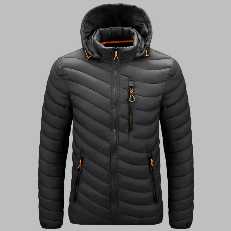 Dunkelgraue Steppjacke mit Kapuze, Reißverschlusstaschen und orangefarbenen Akzenten. Winterjacke für Herren, warm und wasserabweisend.